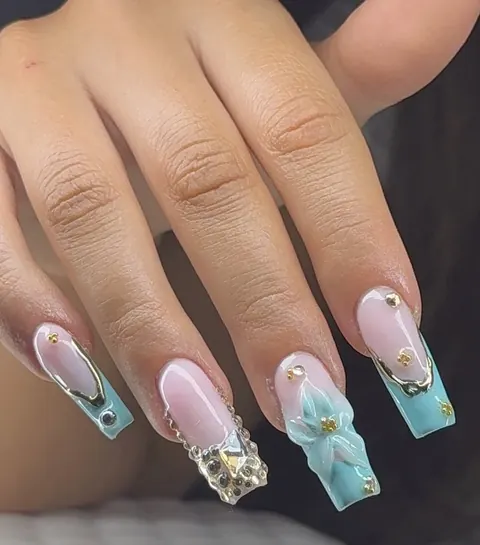 Pose ballerine aqua avec fleur sculptée en relief et strass