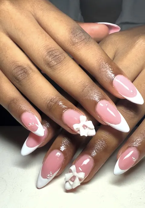 Amande rose et blanche avec nœuds sculptés et perles