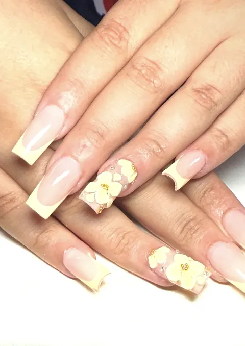Ballerine jaune pâle avec fleurs sculptées crème et perles dorées