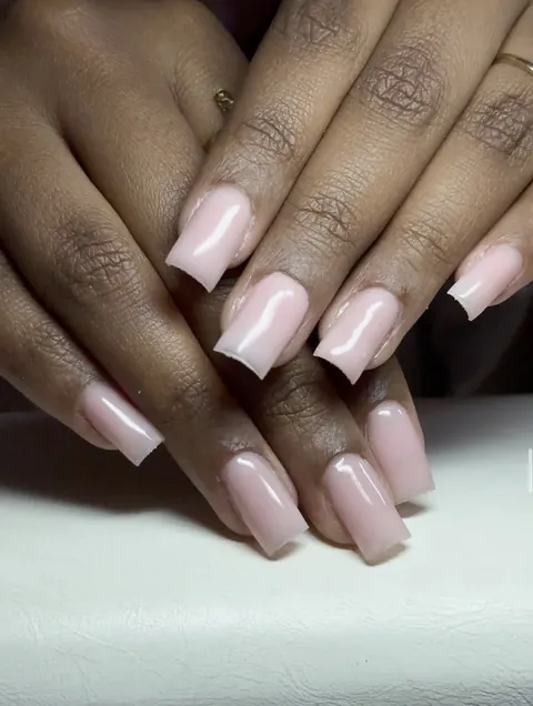 Nude rosé brillant sur ongles carrés longs