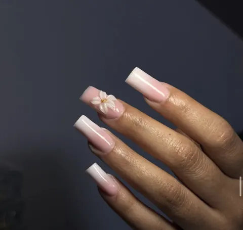 Ballerine dégradée nude et blanche avec fleur sculptée