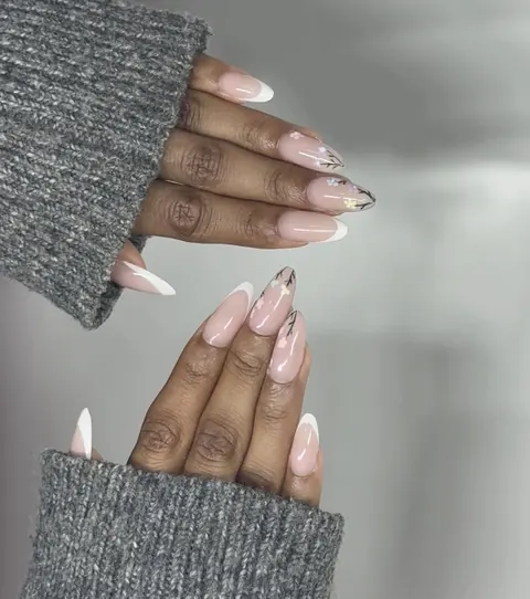 Amande french nude avec petites fleurs peintes à la main