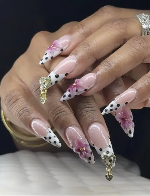 Stiletto blanc à pois noirs, fleurs fuchsia en relief et charms dorés