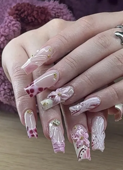 Pose rose nacrée avec motifs en relief et finitions brillantes