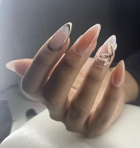 Amande nude cerclée de chrome doré avec fleur sculptée blanche