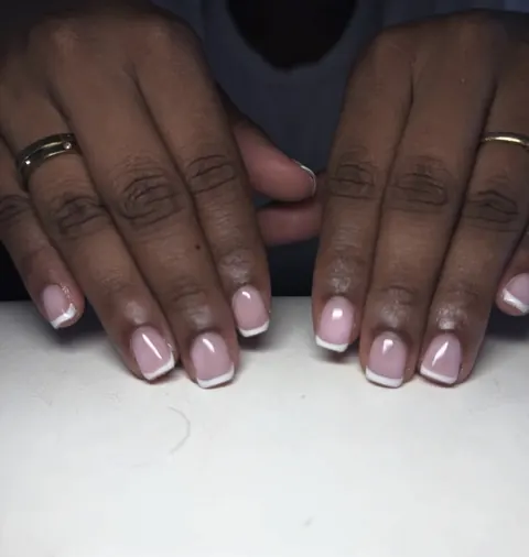 French blanche sur ongles carrés courts