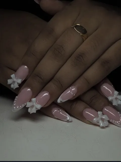 Pose rose nacrée avec nœuds sculptés blancs et perles